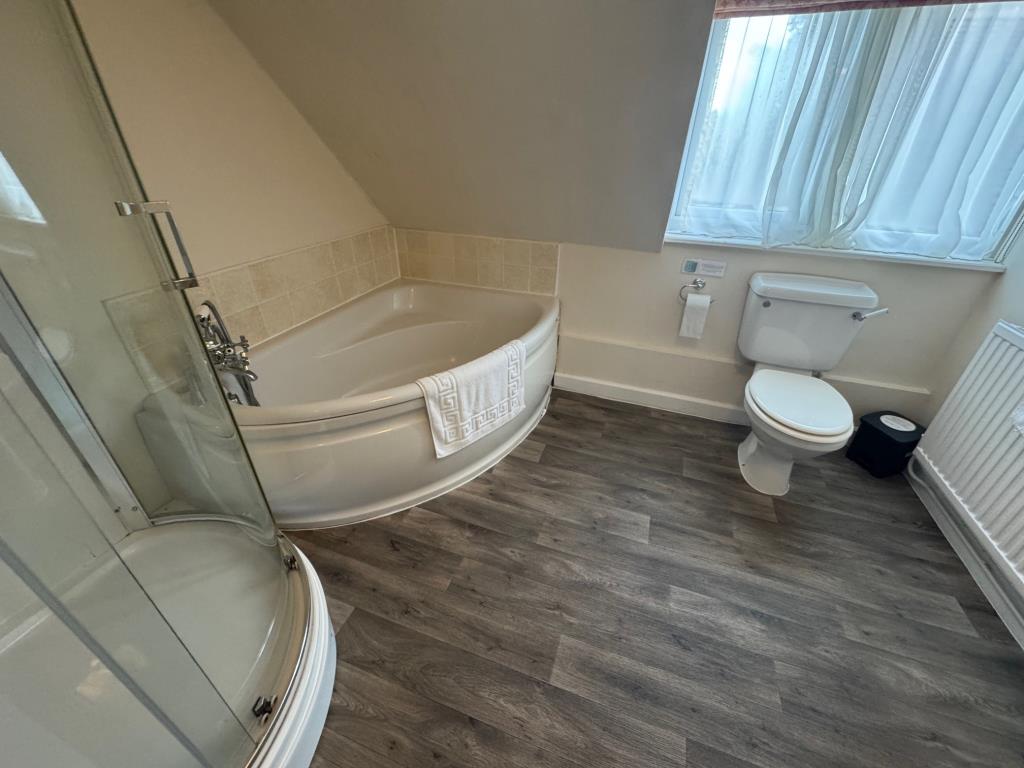 Lot: 43566 - COUNTRY ESTATE COMPRISING 5 BEDROOM MANOR HOUSE, WEDDING VENUE WITH 7 BEDROOM HOUSE, 6 ECO LODGES, 5 COTTAGES, 2 TENNIS COURTS, WORKSHOP AND ANCILLARY ACCOMMODATION - SET IN OVER 20 ACRES - Hayne Barn-Hare room ensuite